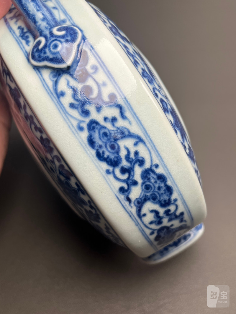 清乾隆  青花缠枝莲杏圆开光福寿纹双如意耳扁瓶 - 图25